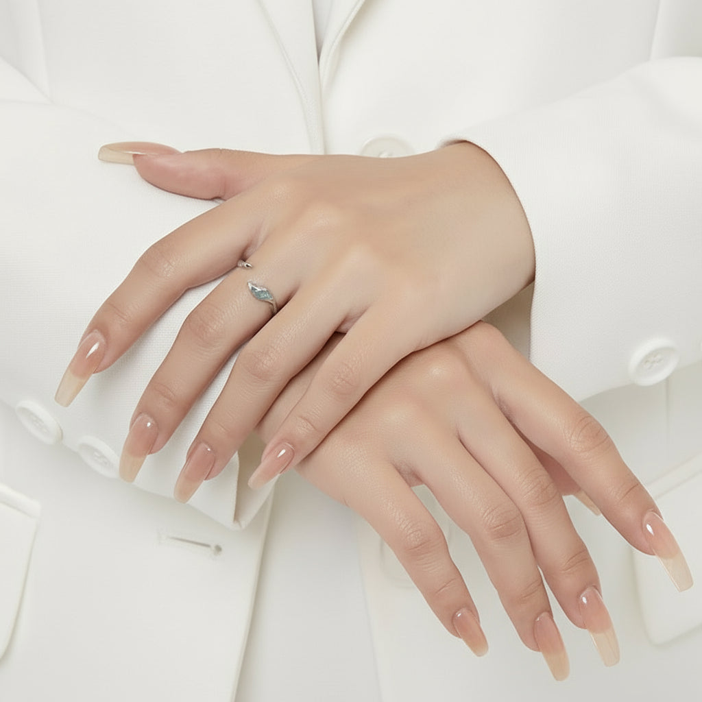 Nahaufnahme einer Hand mit einem Ring auf weißem Hintergrund