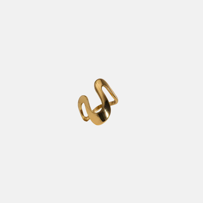 Ein vergoldeter Edelstahlring mit geometrischem Design, präsentiert auf weißem Untergrund.