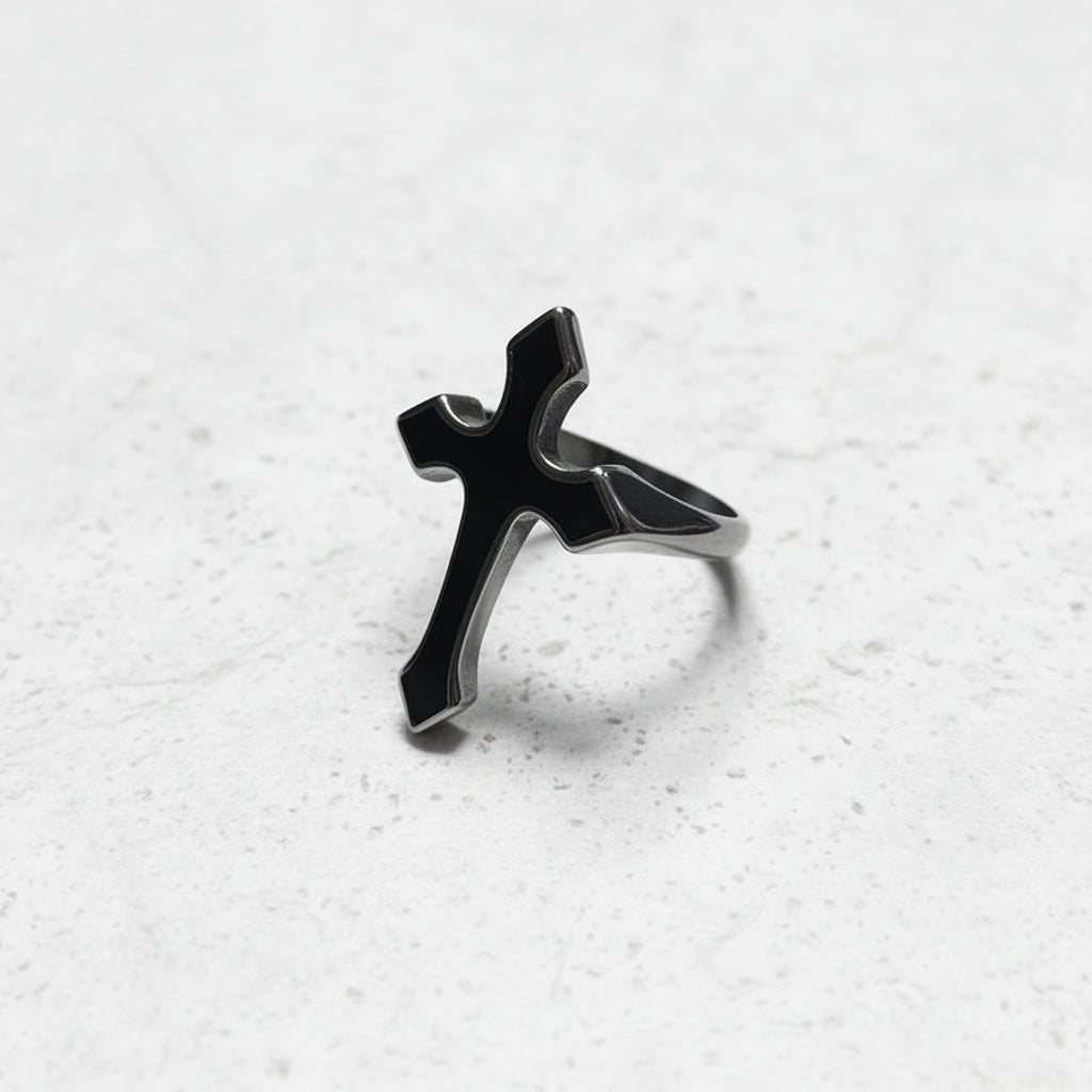 Ein versilberter Edelstahlring mit Kreuzdesign und einer Oberfläche in Betonweiß.