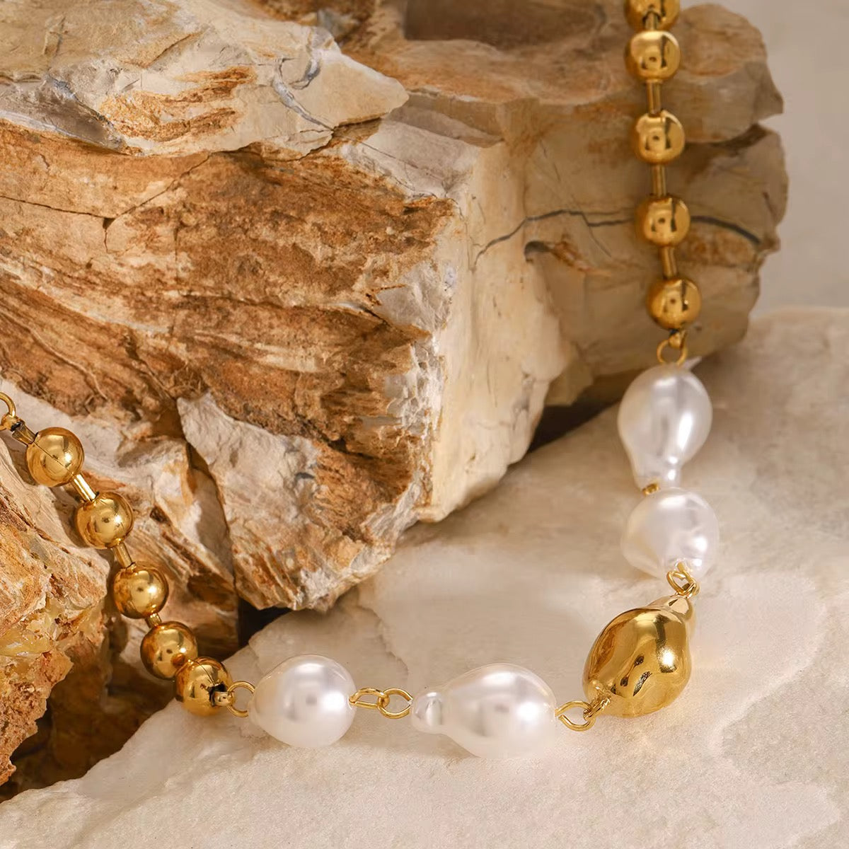 Goldarmband mit Perlenakzent, Nahaufnahme