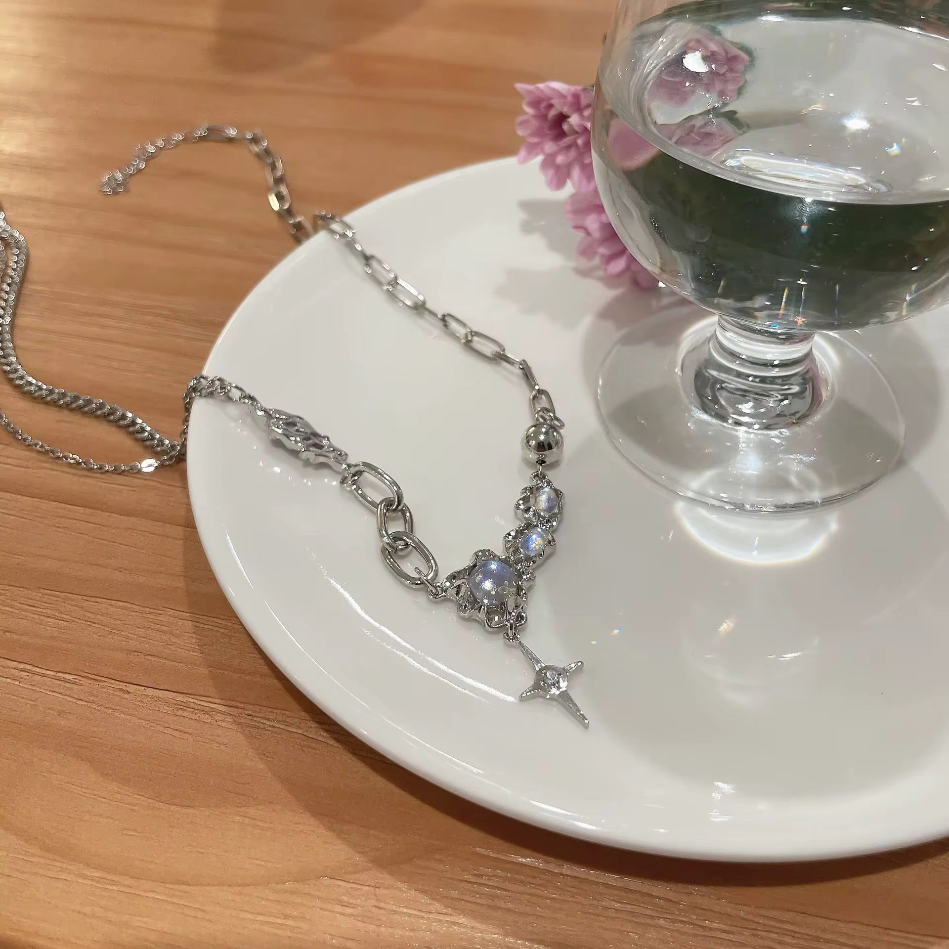 silbernen Halskette mit einem Sternanhänger 