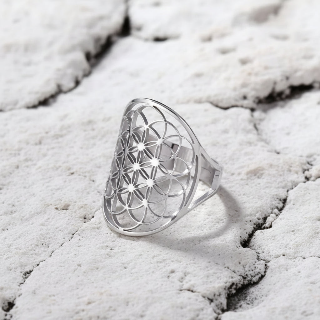 Silberring mit geometrischem Design auf strukturierter weißer Oberfläche