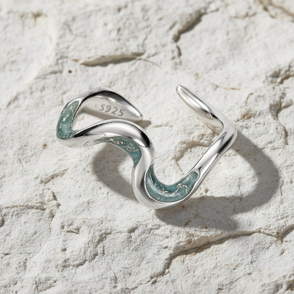 Ein Ring aus Sterlingsilber mit einem Schlangenmotiv, gekennzeichnet mit „925” und „Sterlingsilber”.