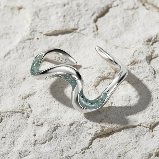 Ein Ring aus Sterlingsilber mit einem Schlangenmotiv, gekennzeichnet mit „925” und „Sterlingsilber”.