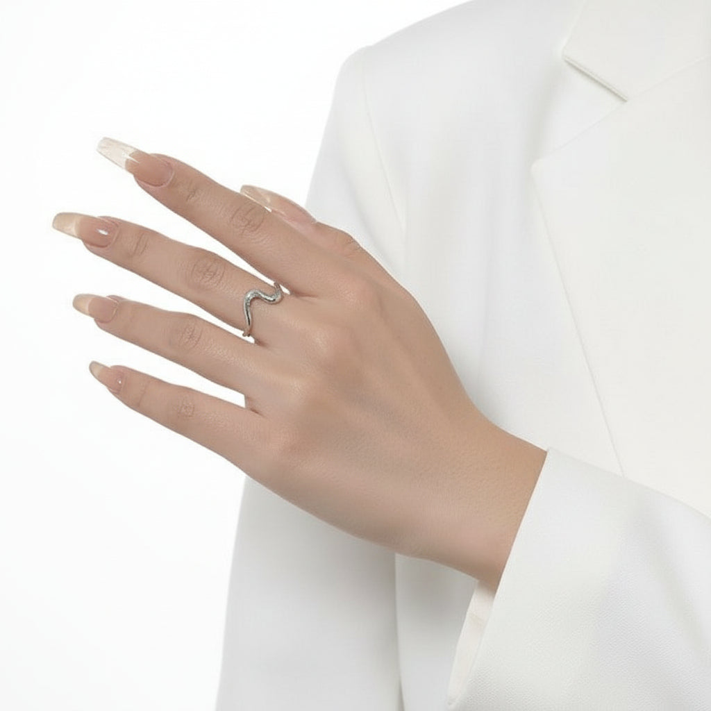 Ein Ring aus Sterlingsilber mit einem Schlangenmotiv, gekennzeichnet mit „925” und „Sterlingsilber”.