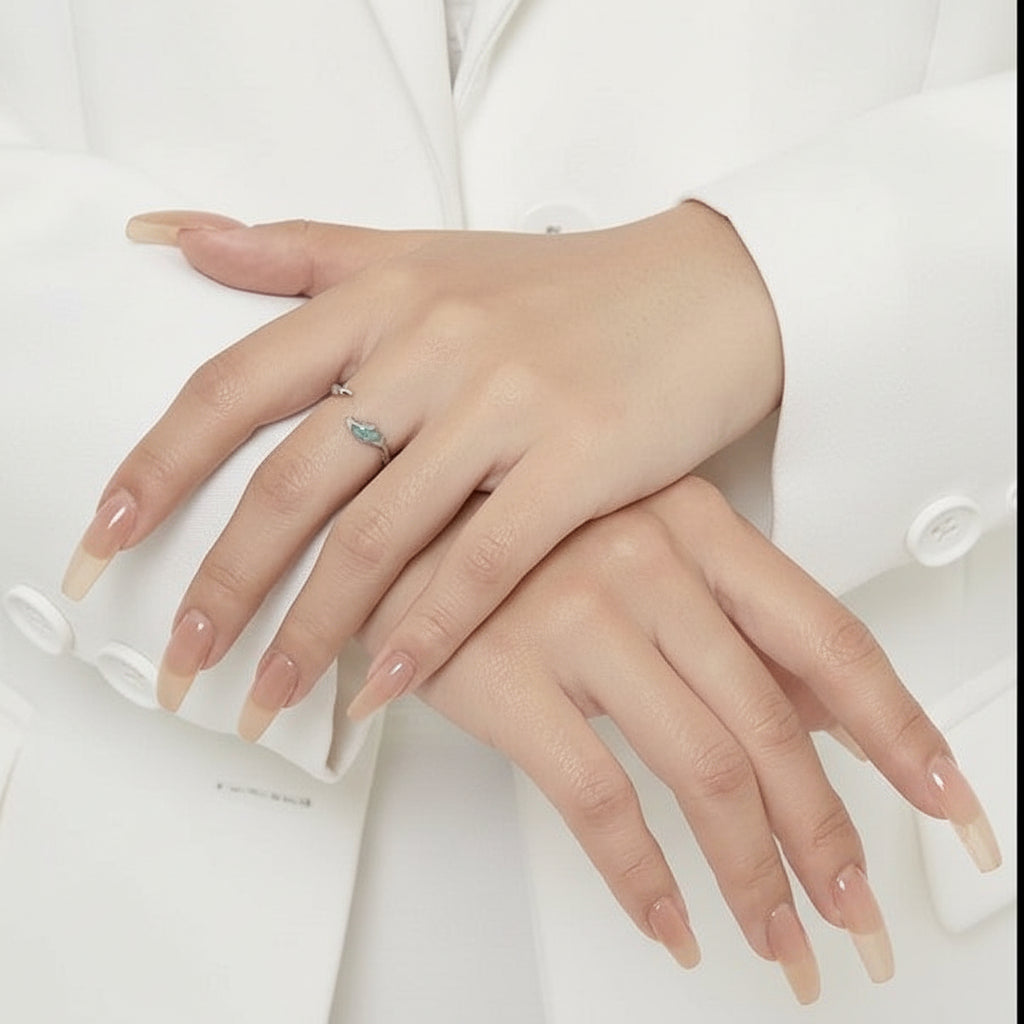 Ein Ring aus Sterlingsilber mit einem Schlangenmotiv, gekennzeichnet mit „925” und „Sterlingsilber”.