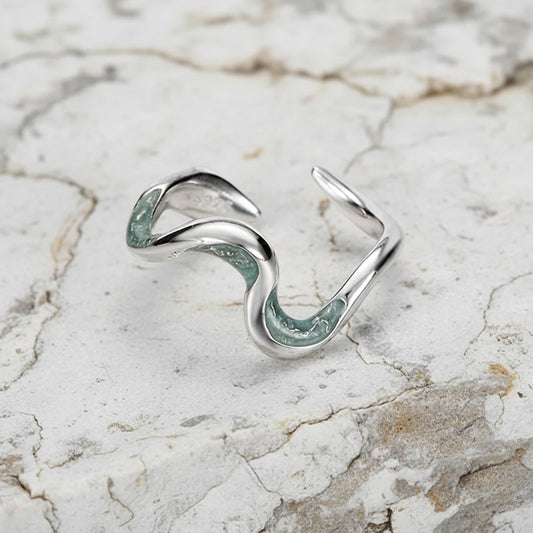 Ein Ring aus Sterlingsilber mit Schlangenmotiv, verstellbarem Band und einem kleinen Zirkonia-Stein.