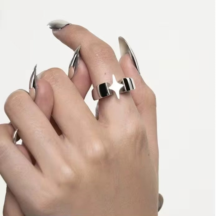 Die Hand einer Person, an deren Finger ein Unisex-Ring aus Edelstahl zu sehen ist. Der Ring hat eine glänzende, polierte Oberfläche und wirkt robust.