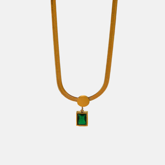 die eine vergoldete Edelstahl-Schlangenkette mit einem Anhänger