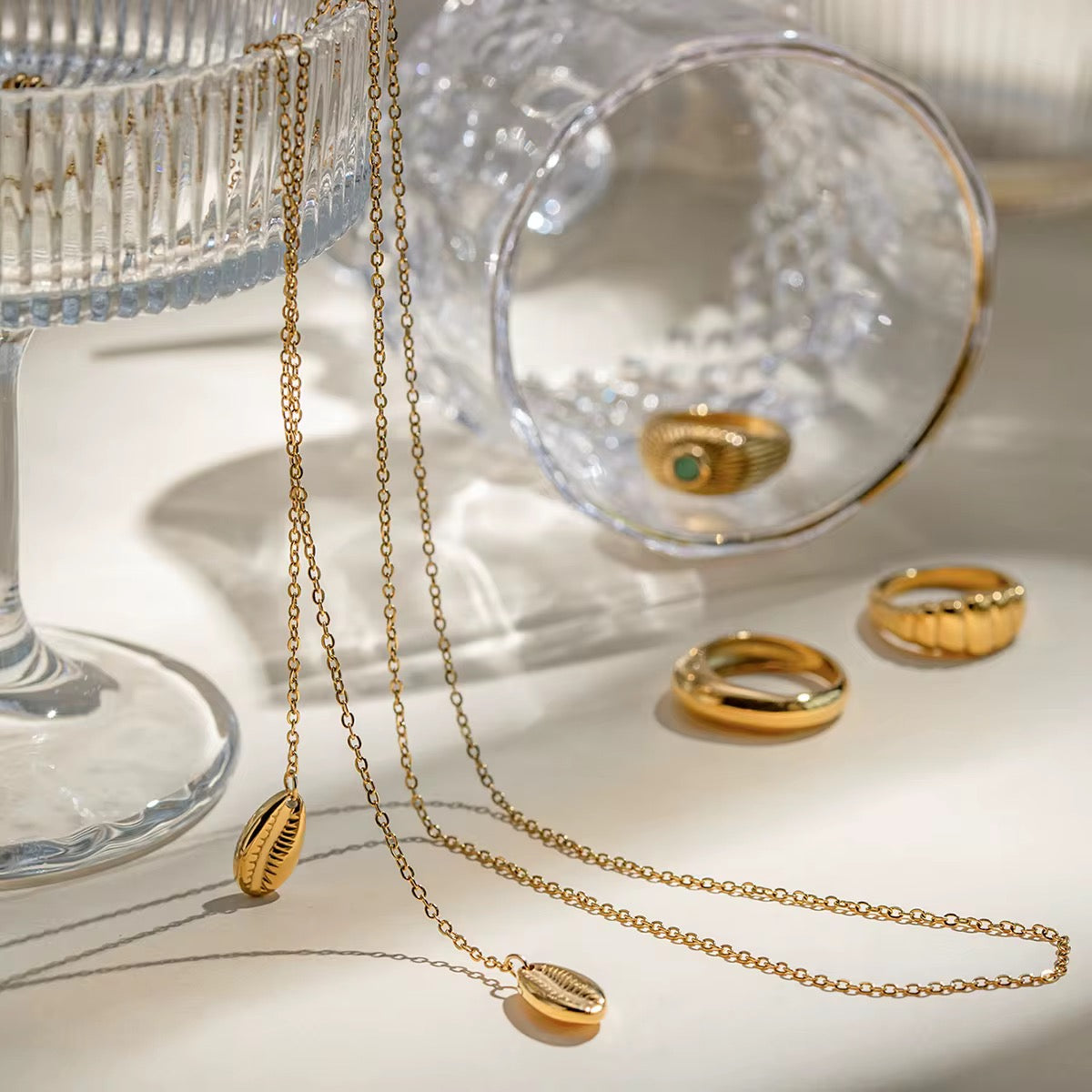 eine vergoldete Edelstahlkette mit einem Muschelanhänger