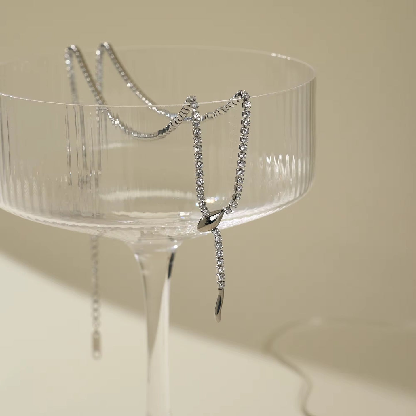 vergoldete edelstahlkette mit einem schlangenanhaenger