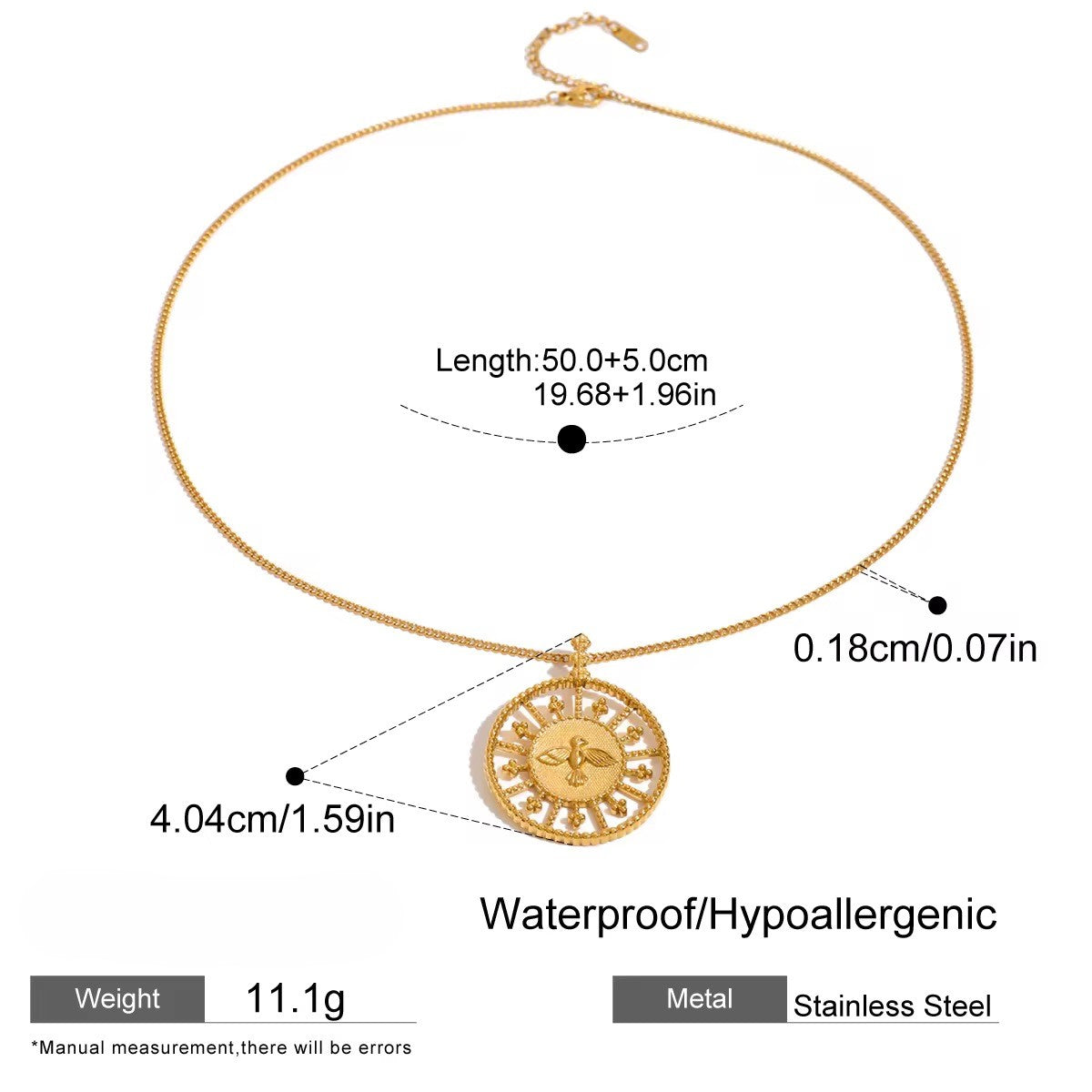 Eine Frau, die eine vergoldete Edelstahlkette mit einem Sonnenblumenanhänger trägt.