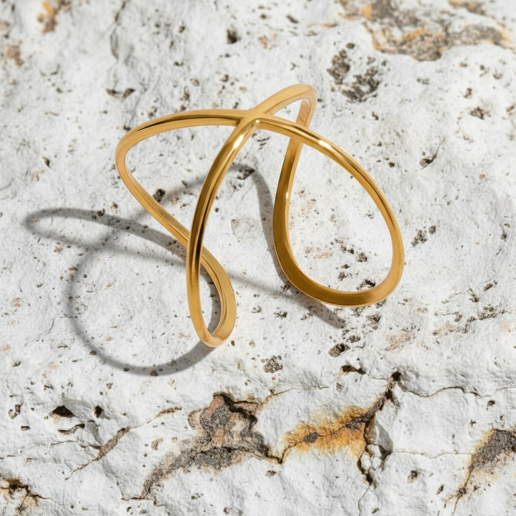 vergoldete edeltahl ring auf marmor