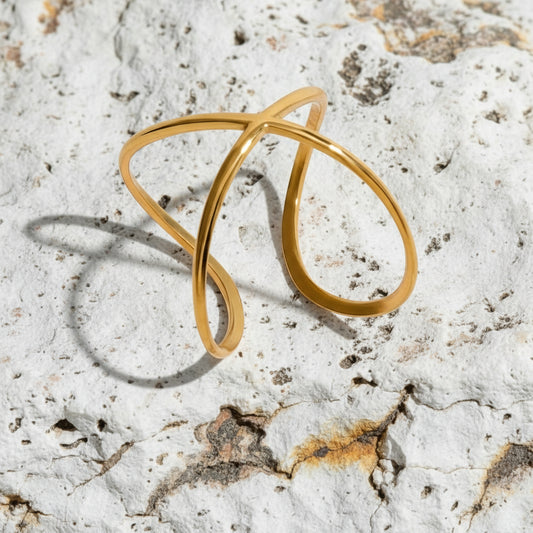 vergoldete edeltahl ring auf marmor