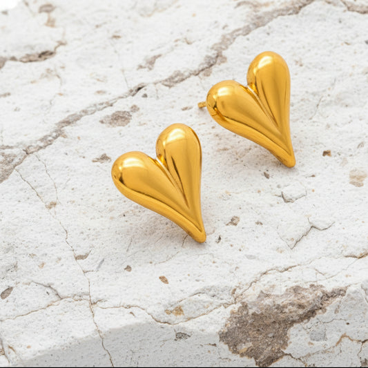 Nahaufnahme von vergoldeten Edelstahl-Herzohrringen