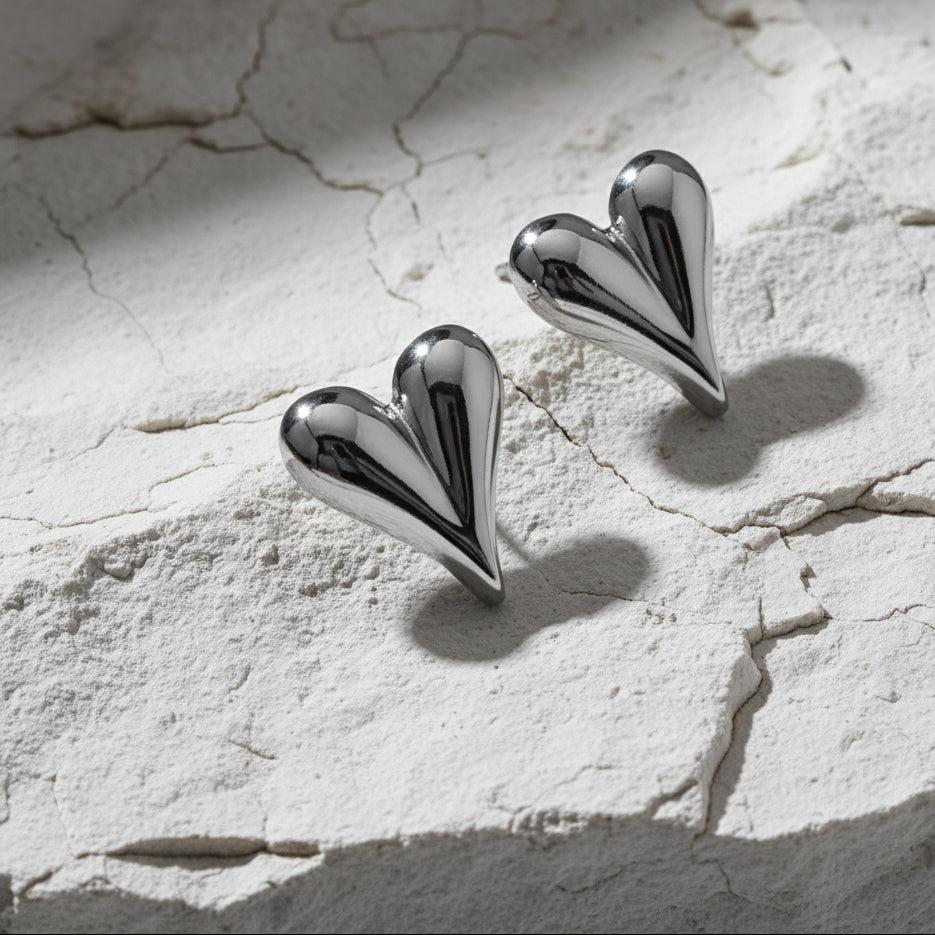 Nahaufnahme von vergoldeten Edelstahl-Herzohrringen