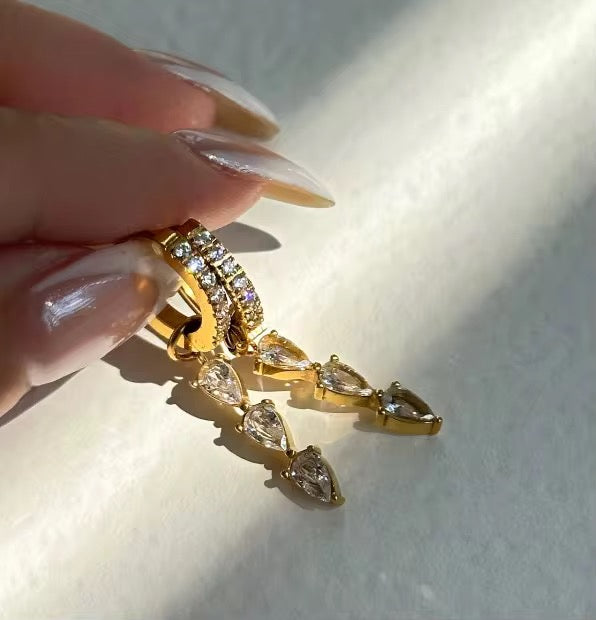 vergoldeten Ohrring aus Edelstahl mit Schneeflockenmotiv und Zirkonia-Edelstein