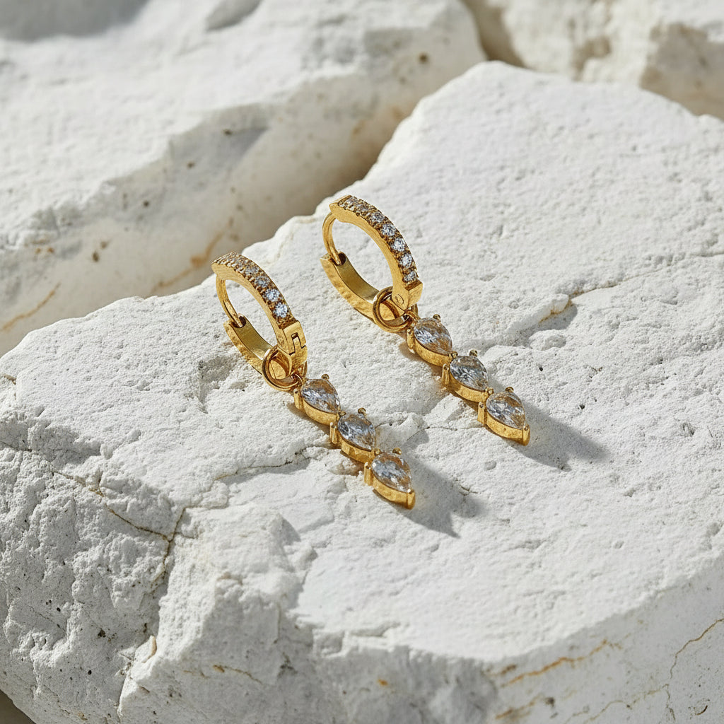 Nahaufnahme von vergoldeten Ohrringen 