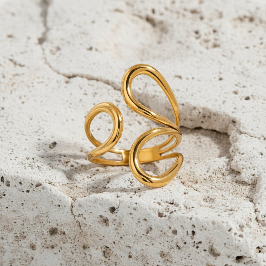 Goldring mit Maßen und Produktdetails auf weißem Hintergrund