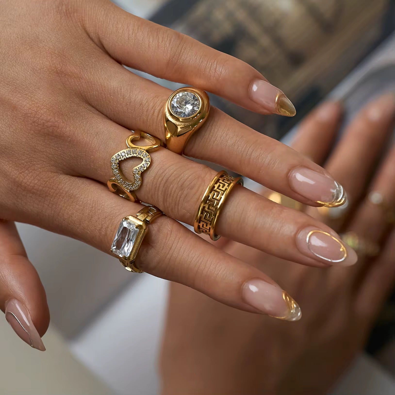 Ein vergoldeter Edelstahlring mit geometrischem Muster.