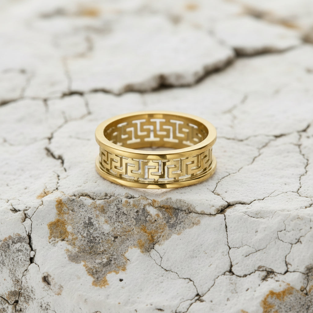 Goldring mit aufwendigem Design auf strukturierter Steinoberfläche