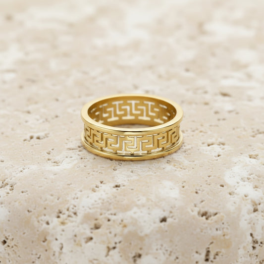Ein vergoldeter Edelstahlring mit geometrischem Muster.