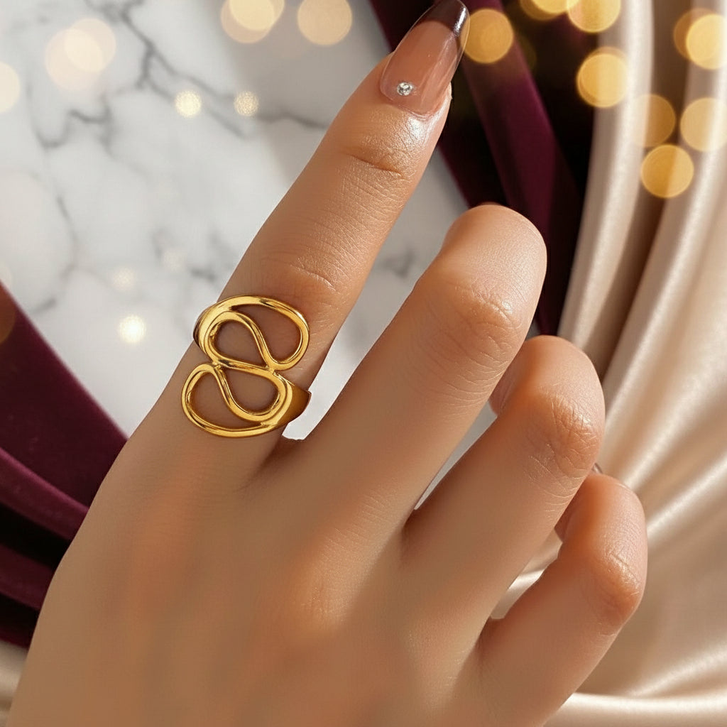 Goldring an einem Finger mit unscharfem Hintergrund