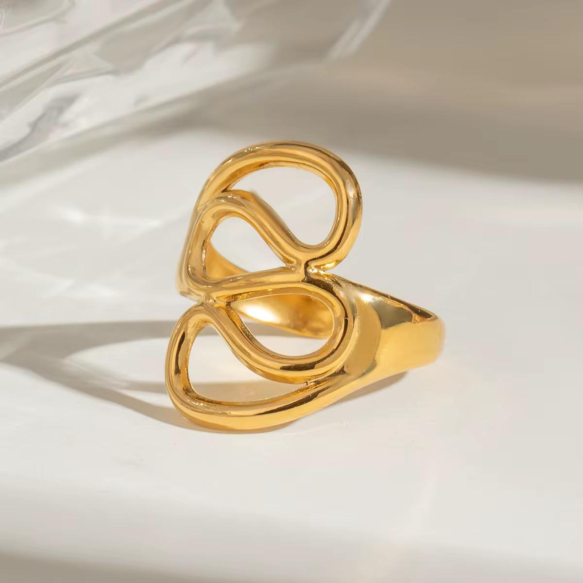 Goldring mit einzigartigem Design auf hellem Hintergrund