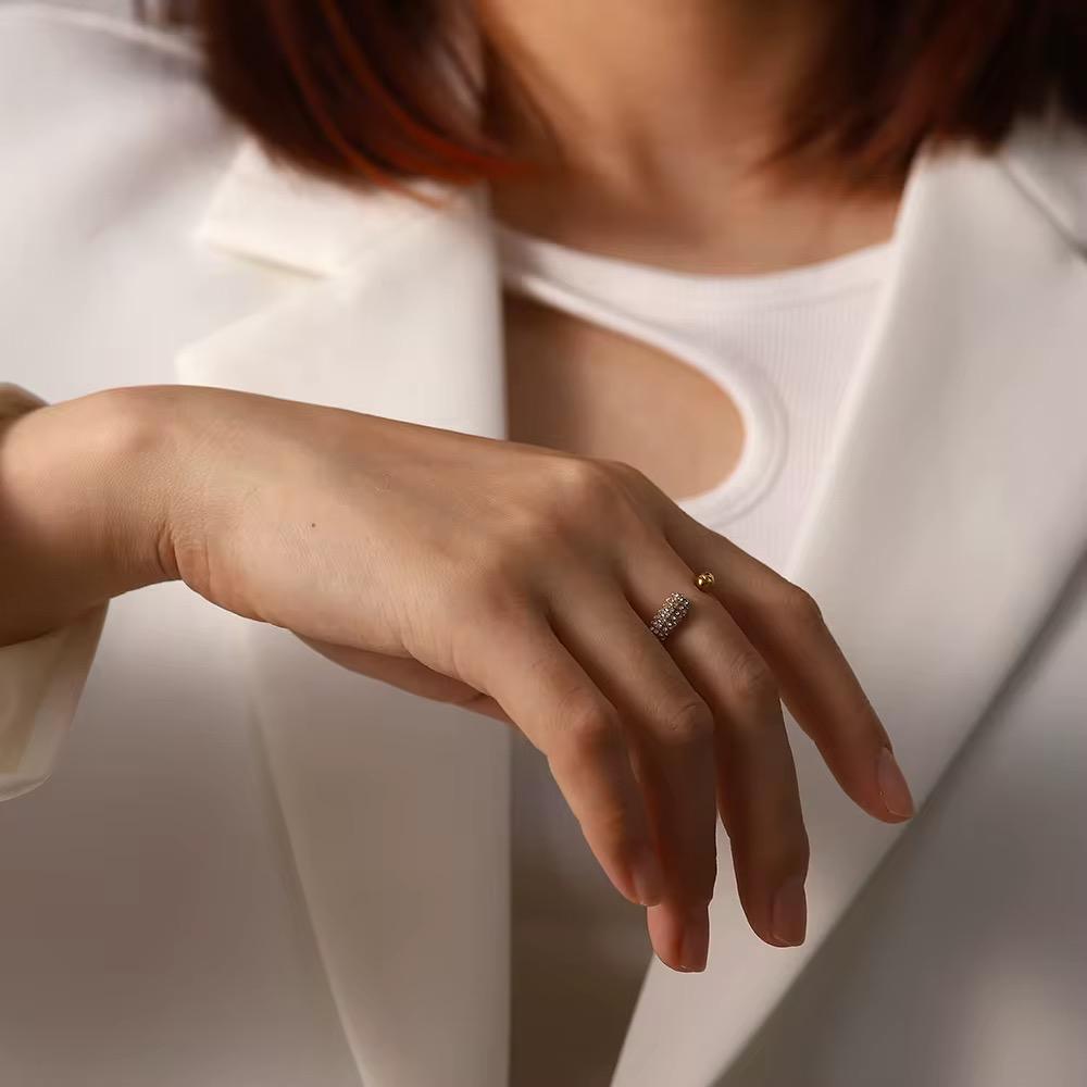 Nahaufnahme einer Hand mit einem Ring und unscharfem Hintergrund