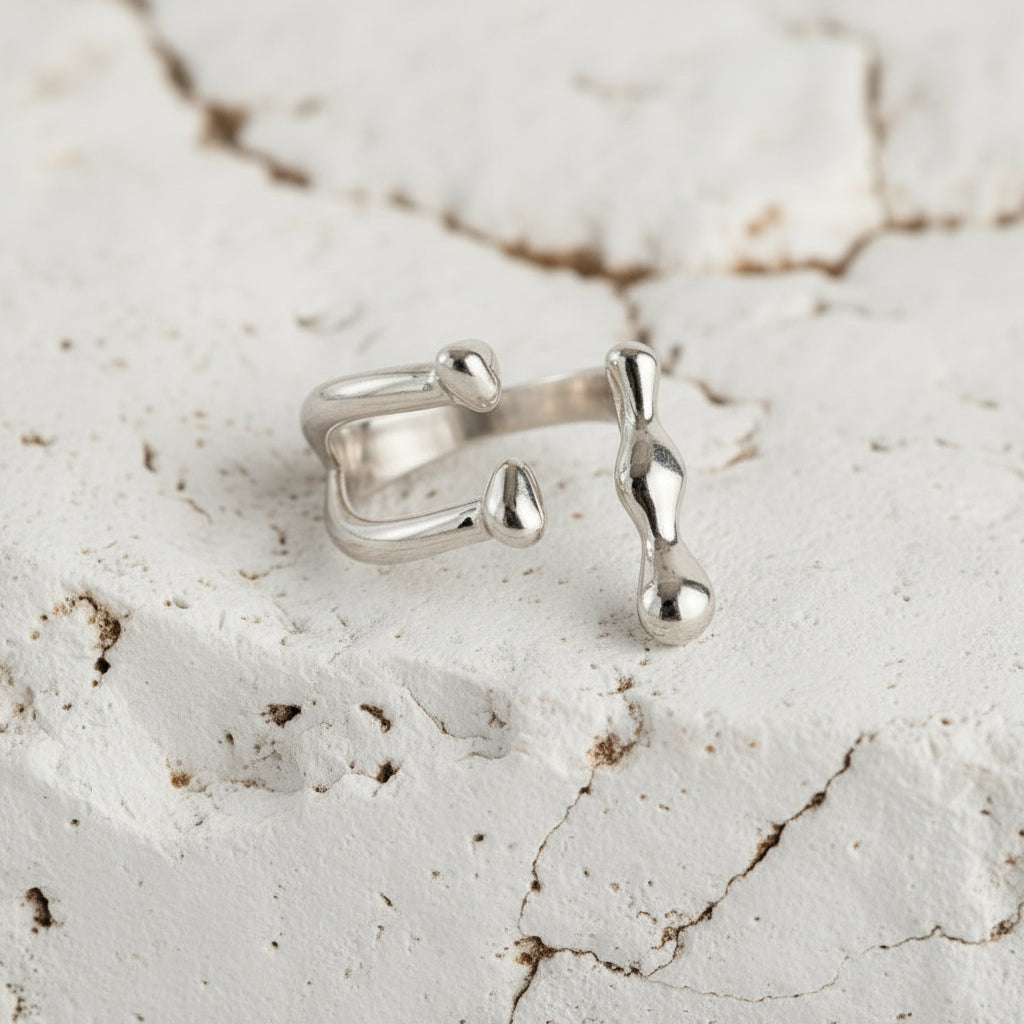 Silbernes offenes Armreif auf weißem Hintergrund