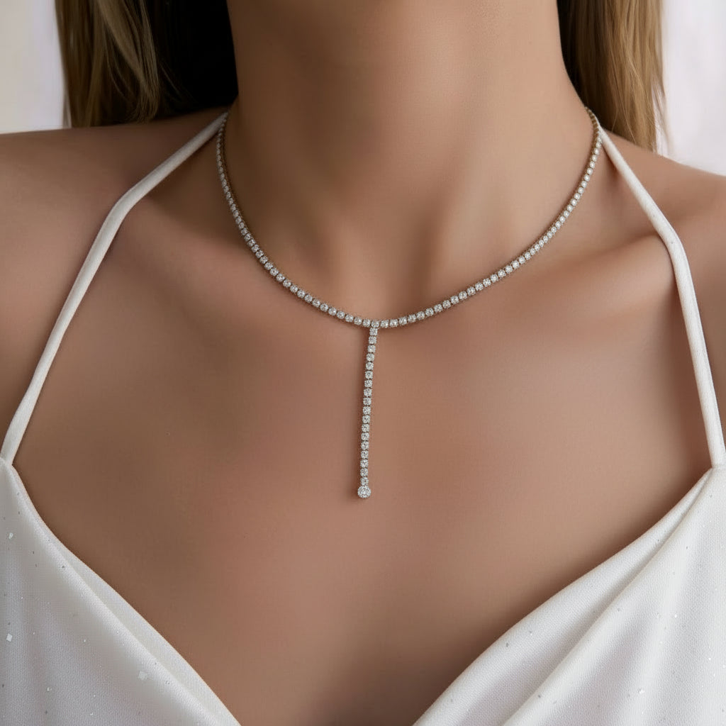 Eine Frau, die eine Y-förmige Halskette mit Goldbeschichtung und natürlichen Zirkoniasteinen trägt.